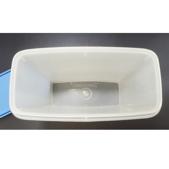 Vintage Tupperware cereal keeper w/blue lid, round flip-top spout - Picture 6 of 9